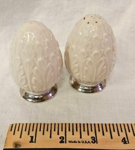 lot 186 image: Salt and Pepper Shakers Pair Egg Shape&nbsp