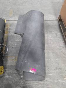 lot 6800 image: Rubber Diamond Plate Floor Mat Roll w Leaf Pattern