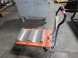 lot 6841 image: Manual Pallet Lift Truck 550lb Capacity