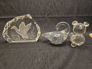 lot 1327 image: 3-Piece Clear Glass Figurine Set Duck Swan Bear