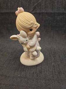 lot 1355 image: Precious Moments Jesus Loves Me Figurine E-1372G