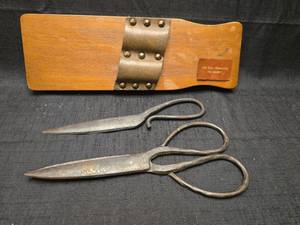 lot 1358 image: 1971 Fall Promotion Crusader Italian Knife Set with Wooden Display Board