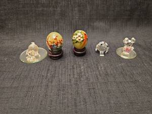 lot 1360 image: Decorative Figurine Lot 5 Pieces Crystal Animals Painted Eggs