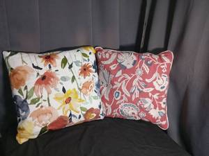 lot 6836 image: Throw Pillows 2-Pack Floral Print Covers
