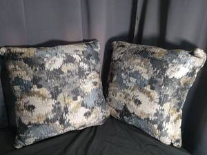 lot 6837 image: Throw Pillows with Geometric Pattern, Set of 2