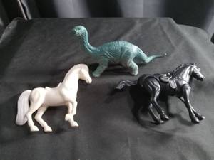 lot 6827 image: Animal Figurine Lot 3 Pieces Horse Dinosaur