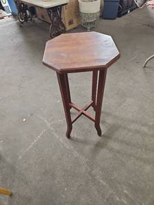 lot 62615 image: antique Mission Oak lamp table