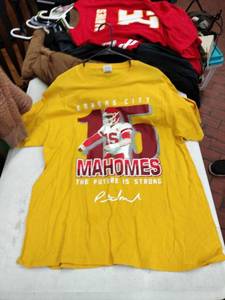 lot 63409 image: Patrick Mahomes T-shirt The Future Is Strong - XL