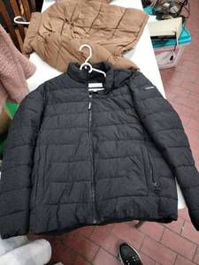 lot 63415 image: Calvin Klein mid-length black puffer jacket - M