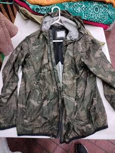 lot 63418 image: Old Navy camo hooded windbreaker - M