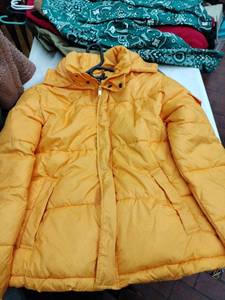 lot 63419 image: bright yellow Forever 21 Men hooded puffer jacket - M