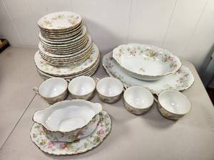 lot 86 image: Vintage Hutschenreuther Selb Bavaria Germany Floral Dinnerware China Set 6 Person