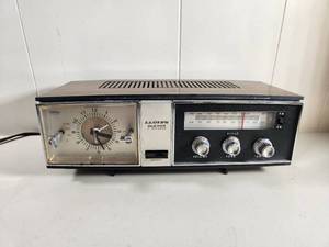 lot 114 image: Telechrony Movement Clock Radio with Lloyds Solid State 2-Speaker AMFM Tuner