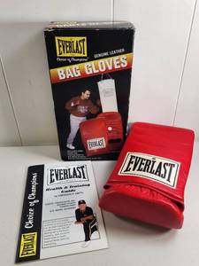 lot 132 image: Vintage Everlast Genuine Leather Bag Gloves Red One Pair