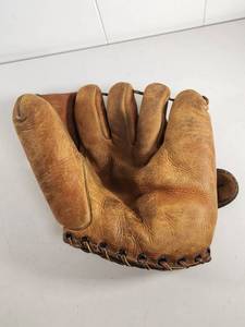 lot 136 image: 1950s Baseball Glove