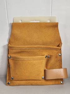 lot 156 image: Vintage Leather Tool Waist Pouch&nbsp