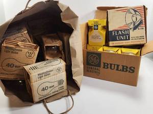 lot 172 image: Lot Vintage Light Bulbs Westinghouse 40W GE 50W Reflector Flash Unit B-110