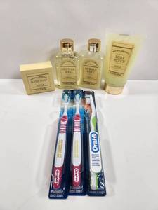 lot 198 image: Natural Aromatic Vanilla Bath Set with Oral-B Toothbrushes