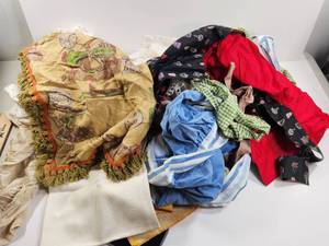 lot 212 image: Lot of Vintage Fabric And Aprons