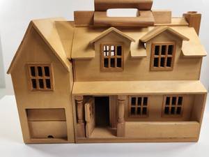 lot 221 image: Melissa & Doug Wooden Dollhouse with Carrying Handle