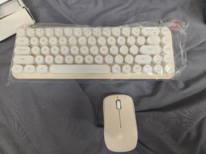 lot 766 image: Wireless Keyboard - Retail $0