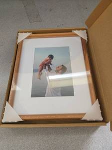 lot 825 image: 8x10 Picture Frame - Retail $0