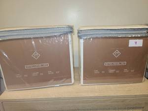 lot 4 image: Duvet Cover Set FullQueen 90x90 with 2 Pillowshams Made in China