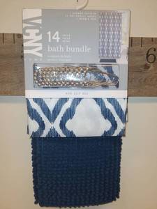 lot 7 image: Everhome 14 Piece Bath Bundle Shower Curtain Rollerball Hooks Noodle Rug