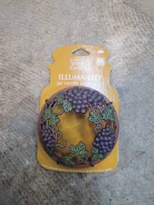 lot 47 image: Yankee Candle Illuma-Lid Jar Candle Accessory Grape Design