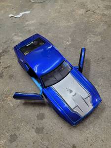 lot 80 image: Die-cast Model Car Blue and White Sedan Opening Doors