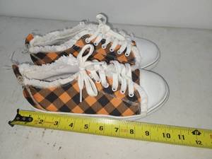 lot 115 image: Childrens High-Top Sneakers Orange Black Argyle Pattern White Fur Trim Size 5-6