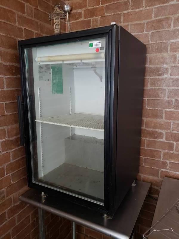 lot 3001 image: True GDM-7 Glass Door Merchandiser