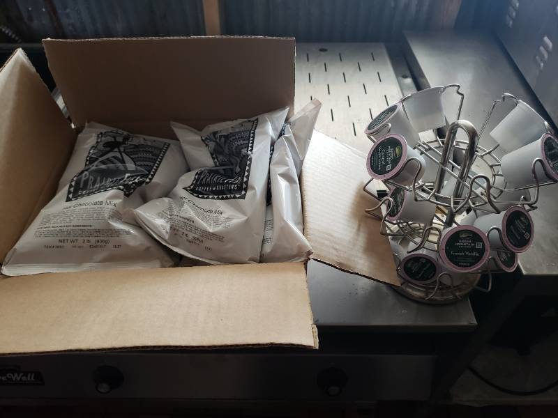 lot 3011 image: Lot of coffee, hot chocolate and Kuerig items