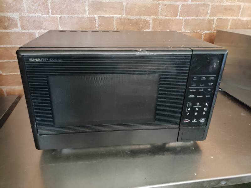 lot 3014 image: Black microwave