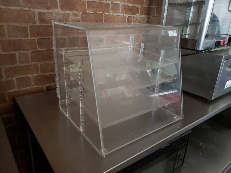 lot 3019 image: Plexiglas pastry display case