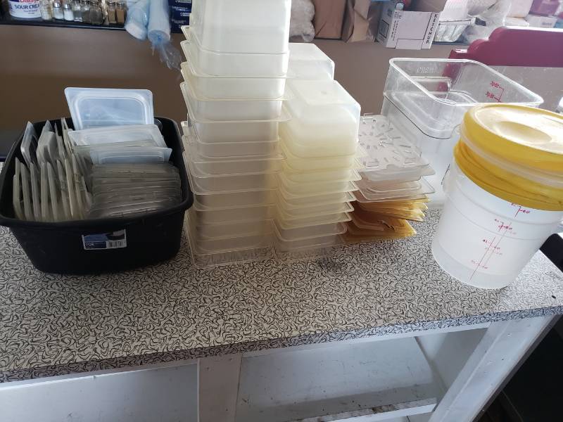 lot 3032 image: Lot of plastic insert pans, lids and more