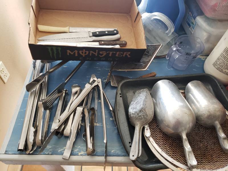 lot 3044 image: Large lot of tongs, aluminum scoops, and knives