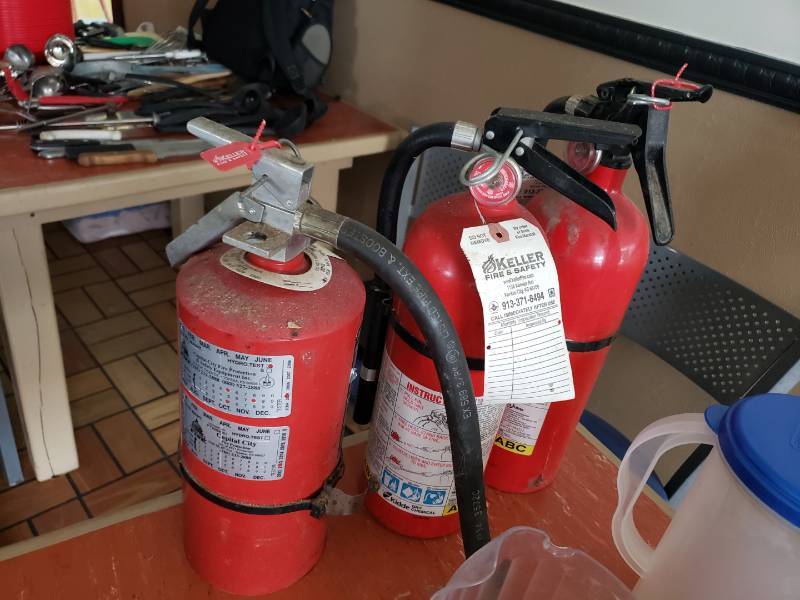 lot 3047 image: Lot of 3 fire extinguishers, fully charged
