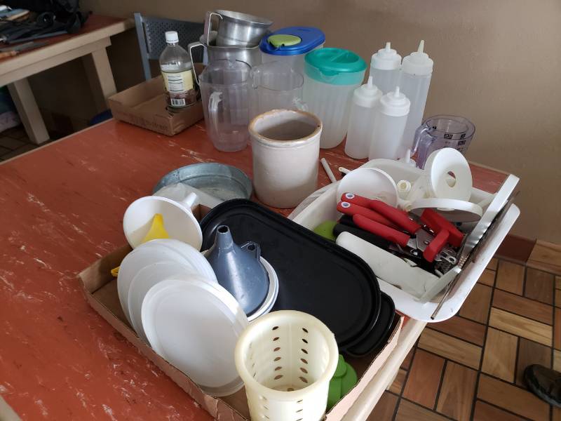 lot 3048 image: Large lot - Aluminum Large measuring cups  plastic wares  utensils