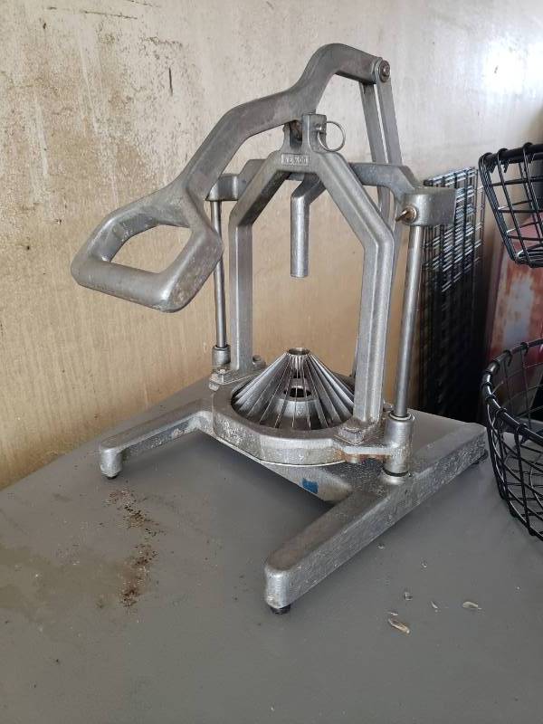 lot 3082 image: Commercial Onion Blossom Slicer