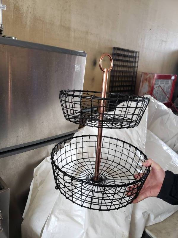 lot 3083 image: Hanging dual baskets