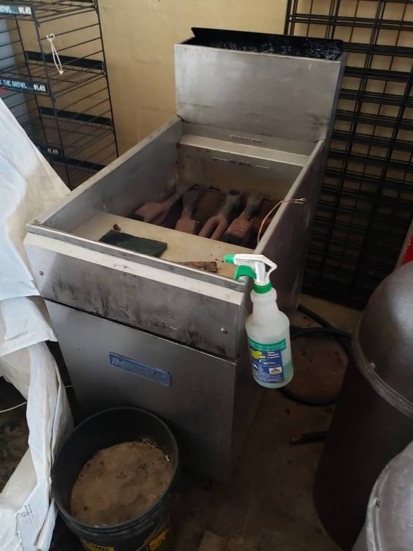 lot 3086 image: Deep Fryer they said this one needs little work