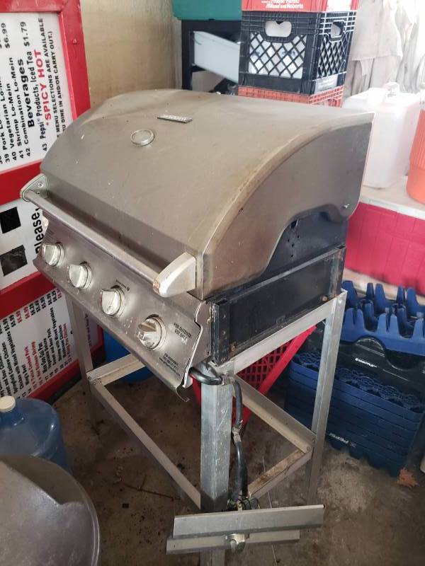 lot 3089 image: Gas Grill