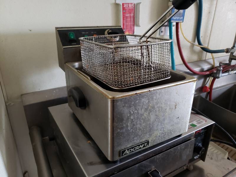 lot 3102 image: Adcraft Table Top Deep Fryer