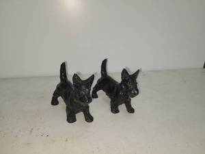 lot 20 image: Set of 2 Black Dog made of cast iron