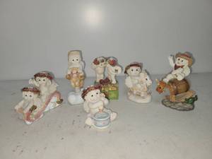 lot 39 image: Lot of 8 Decorative Cherub Figurines with Floral Accents