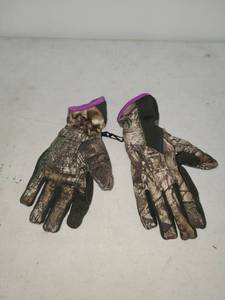 lot 45 image: Pair Camouflage Hunting Gloves Purple Trim