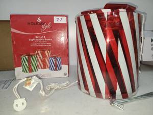 lot 73 image: Holiday Style Set of 3 Lighted Gift Boxes with 50 Lights
