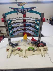 lot 18 image: Hot Wheels Ultimate Garage Playset Multi-Level