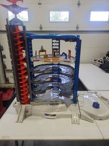 lot 19 image: Hot Wheels Super Ultimate Garage Playset with Track Levels and Accessories